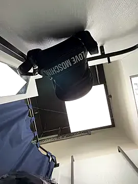 roouse – webcam model profile photo Image 12