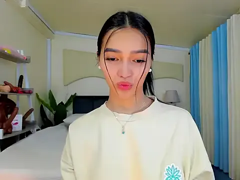 roouse – webcam model profile photo Image 16