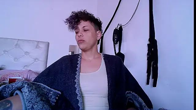 roouse – webcam model profile photo Image 6