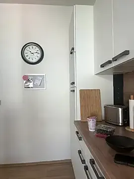 roouse – webcam model profile photo Image 6