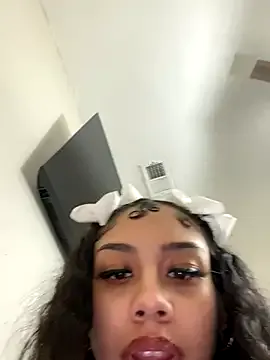 CarlaSharp – webcam model profile photo Image 3