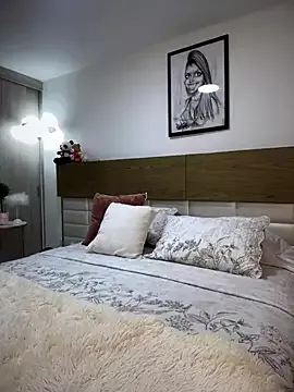 roouse – webcam model profile photo Image 10