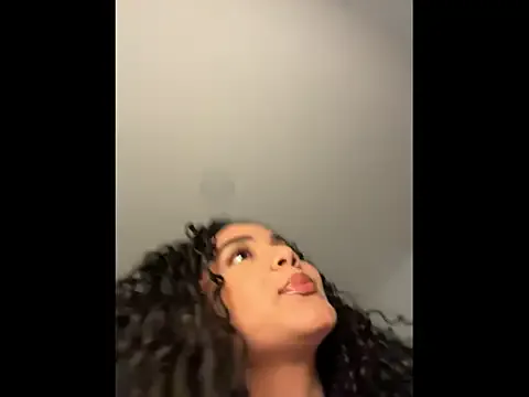 ZeyaaWhite – webcam model profile photo Image 17