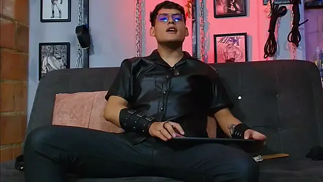 dom2travelersss – webcam model profile photo