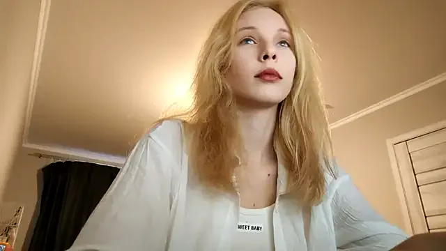 MayaHiper – webcam model profile photo Image 4