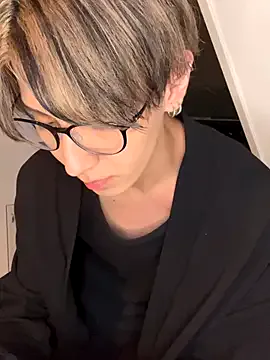 roouse – webcam model profile photo Image 5