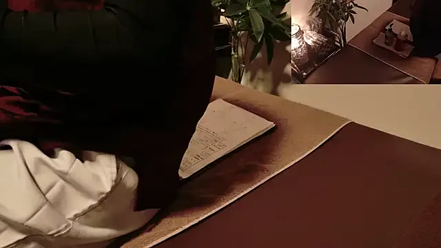 roouse – webcam model profile photo Image 6