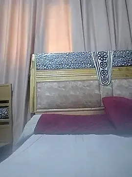 roouse – webcam model profile photo Image 3