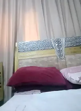 roouse – webcam model profile photo Image 5