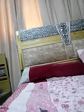 roouse – webcam model profile photo Image 7