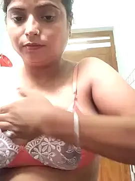 KiraMae – webcam model profile photo Image 3