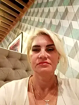 roouse – webcam model profile photo Image 15