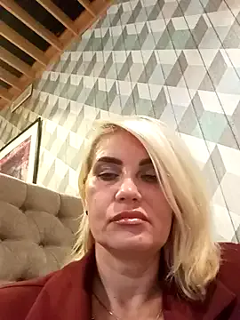 roouse – webcam model profile photo Image 8