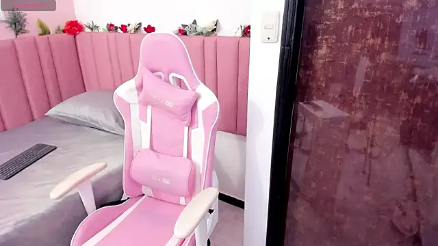 roouse – webcam model profile photo Image 6