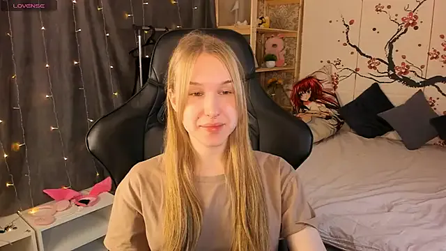 NikaVarga – webcam model profile photo Image 5