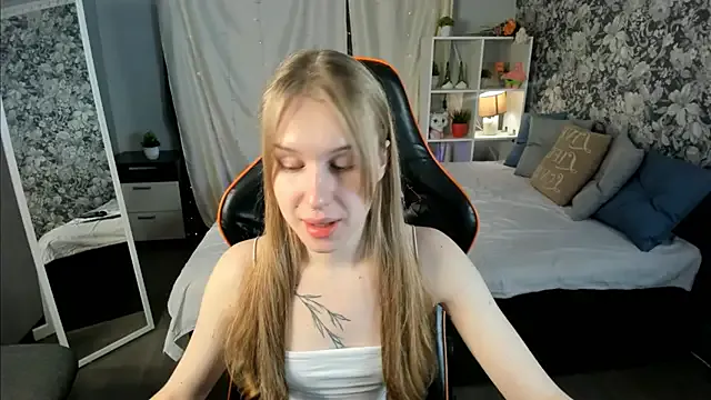 NikaVarga – webcam model profile photo Image 6