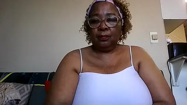 oxo_yuna_oxo – webcam model profile photo Image 5