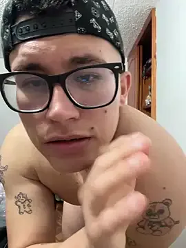 Awesomelusty – webcam model profile photo Image 13