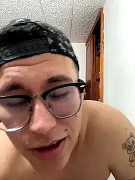 Awesomelusty – webcam model profile photo Image 16