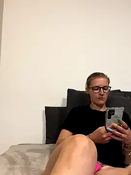 oxo_yuna_oxo – webcam model profile photo Image 4