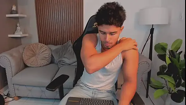 Awesomelusty – webcam model profile photo Image 10