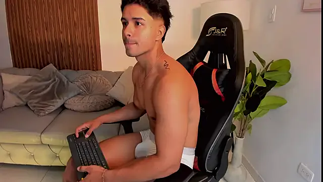 Awesomelusty – webcam model profile photo Image 14