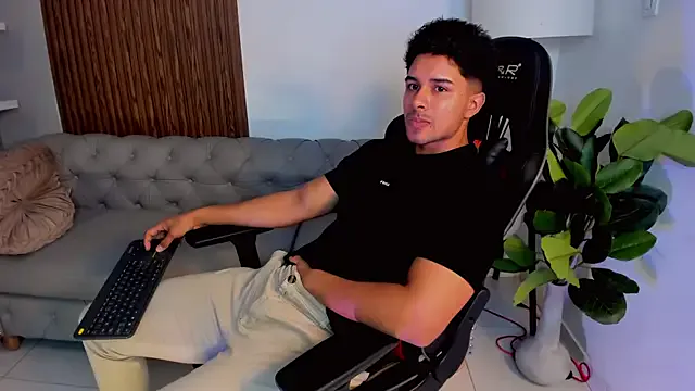 Awesomelusty – webcam model profile photo Image 18