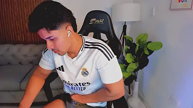 Awesomelusty – webcam model profile photo Image 19