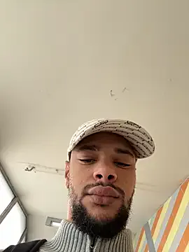 roouse – webcam model profile photo Image 18