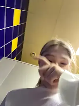 roouse – webcam model profile photo Image 4