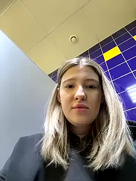 roouse – webcam model profile photo Image 5