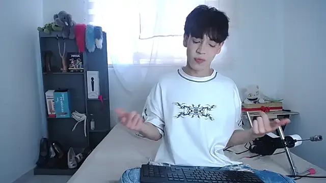 roouse – webcam model profile photo Image 4