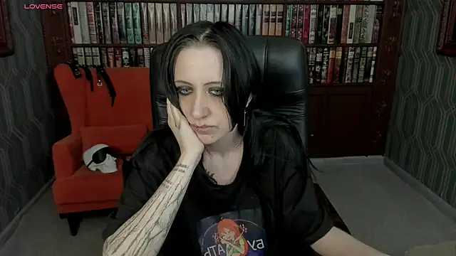 LolyMenson – webcam model profile photo Image 6