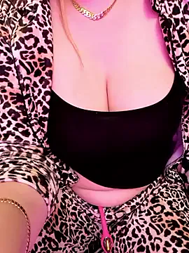 Awesomelusty – webcam model profile photo Image 8