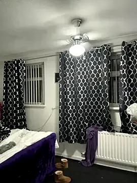 roouse – webcam model profile photo Image 5