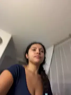 roouse – webcam model profile photo Image 4