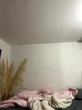 roouse – webcam model profile photo Image 5