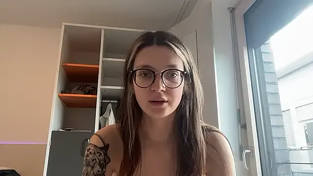 riya190 – webcam model profile photo Image 3