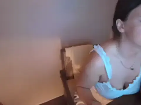 zui_lu – webcam model profile photo Image 5