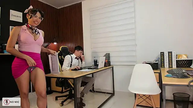 roouse – webcam model profile photo Image 7