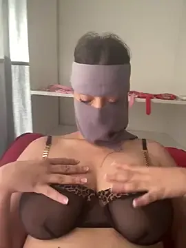 oxo_yuna_oxo – webcam model profile photo Image 8