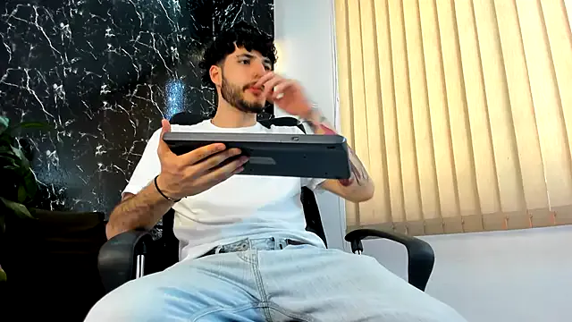 paroncho – webcam model profile photo Image 2