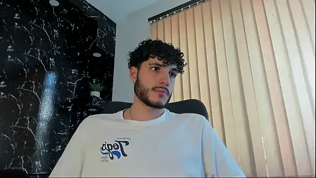 paroncho – webcam model profile photo Image 4