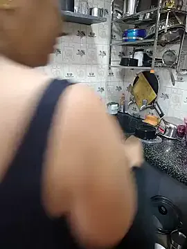 roouse – webcam model profile photo Image 3