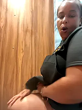 Inaa-Love – webcam model profile photo Image 4