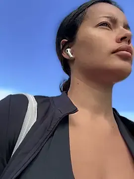 roouse – webcam model profile photo Image 4