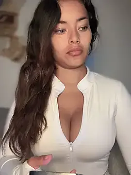 roouse – webcam model profile photo Image 6