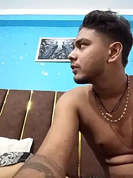 roouse – webcam model profile photo Image 5