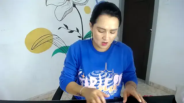 oxo_yuna_oxo – webcam model profile photo Image 4