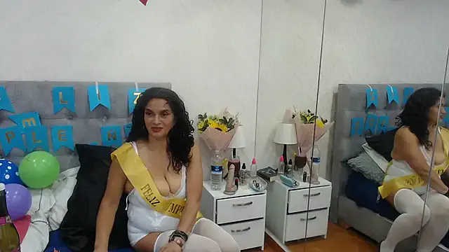 roouse – webcam model profile photo Image 10